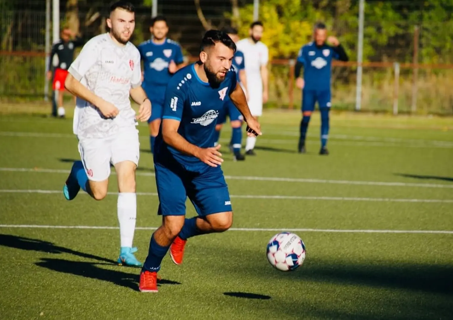 Fußballspieler spielen Fußball