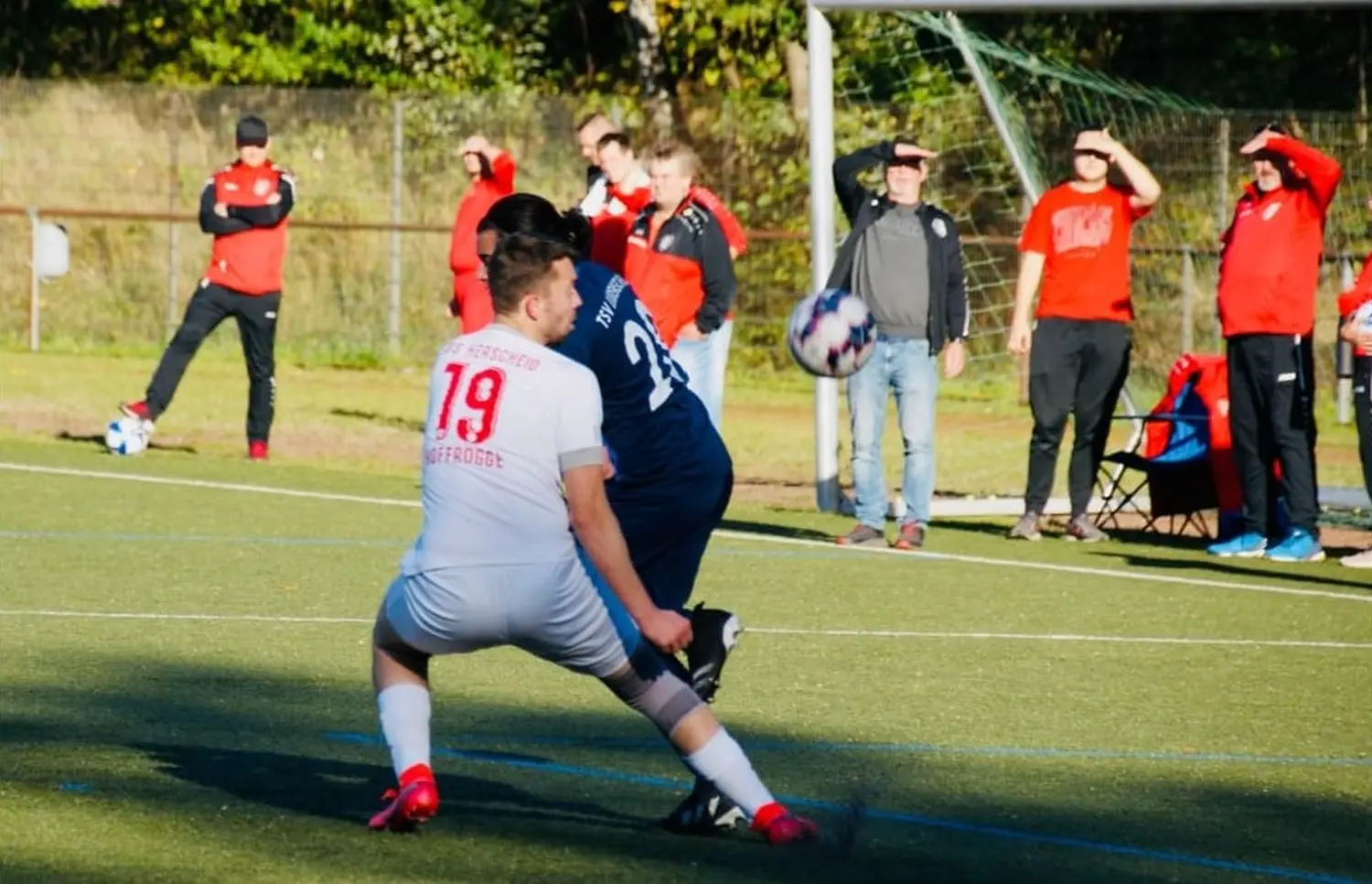 Fußballspieler spielen Fußball