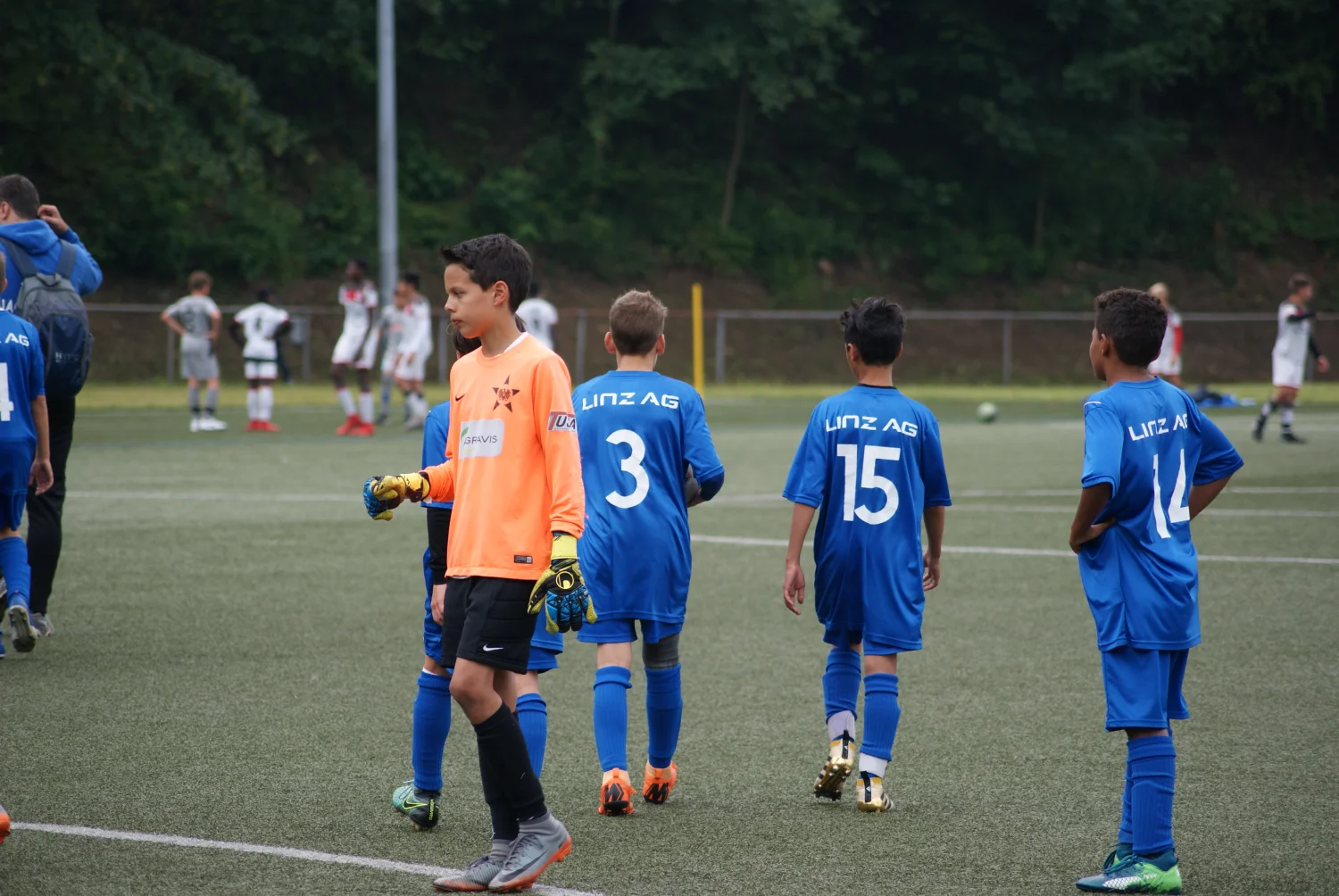 Junior-Fußballmannschaft spielt im Boden