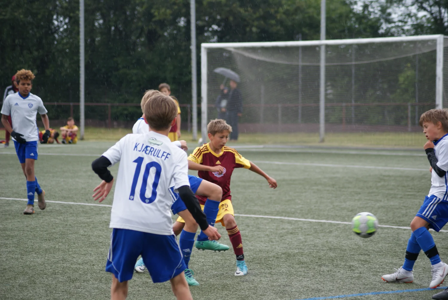 Junior-Fußballmannschaft spielt im Boden