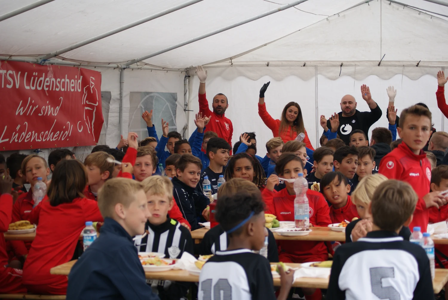 Junior-Fußballmannschaft jubelt in einem Camp