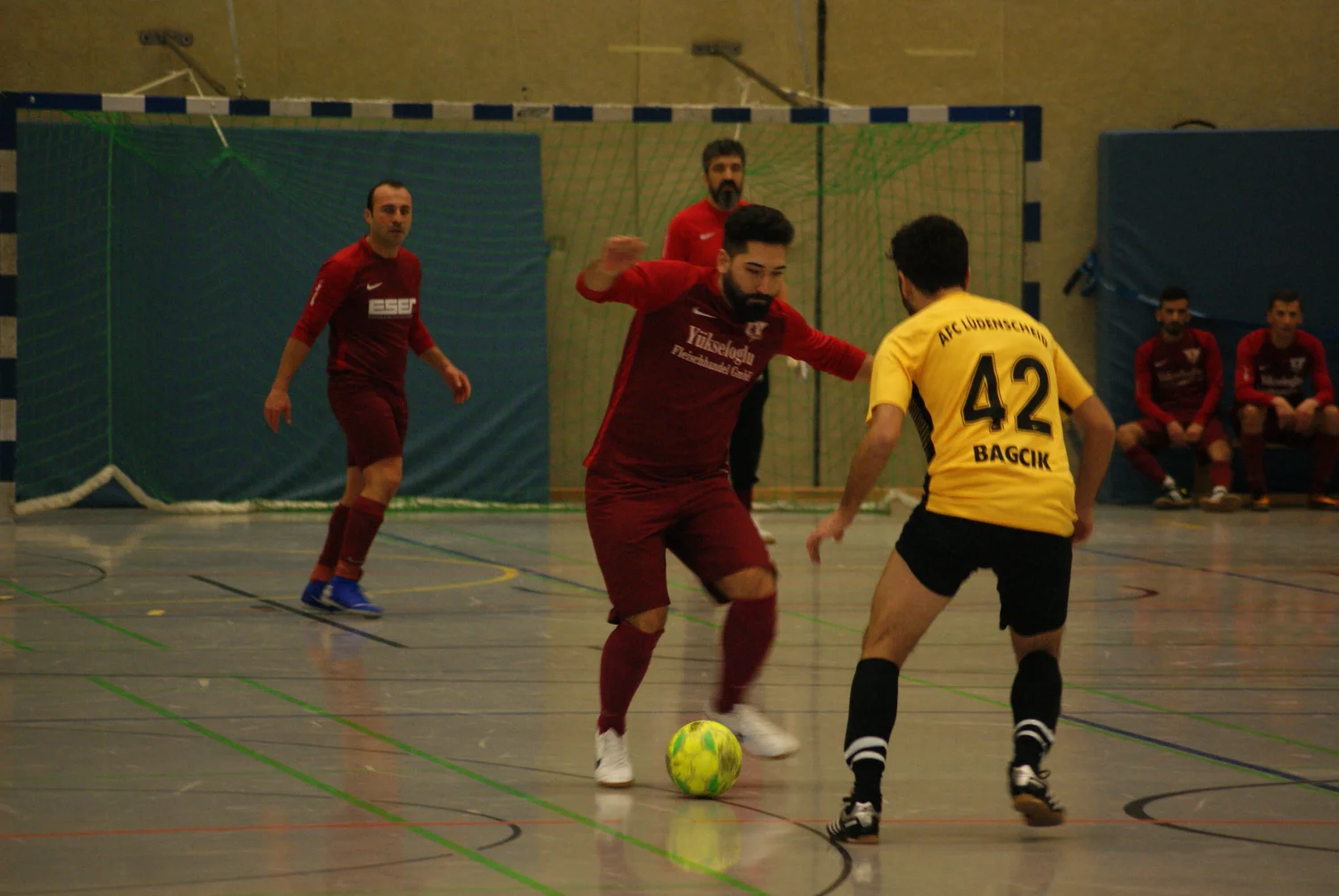 Fußballmannschaft, die Fußball spielt