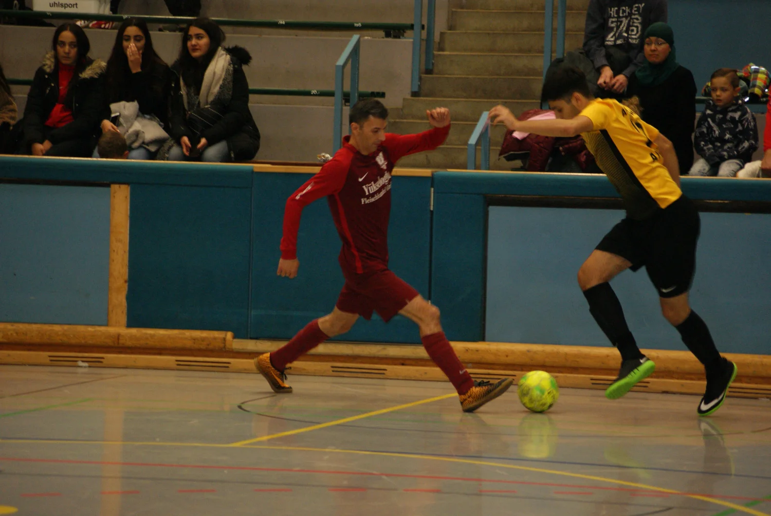 Fußballmannschaft, die Fußball spielt