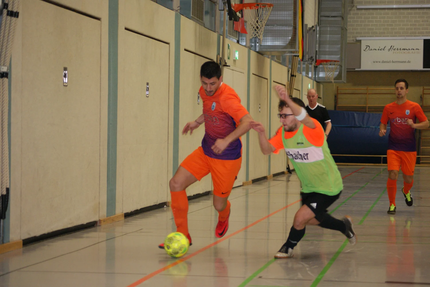 Fußballmannschaft, die Fußball spielt