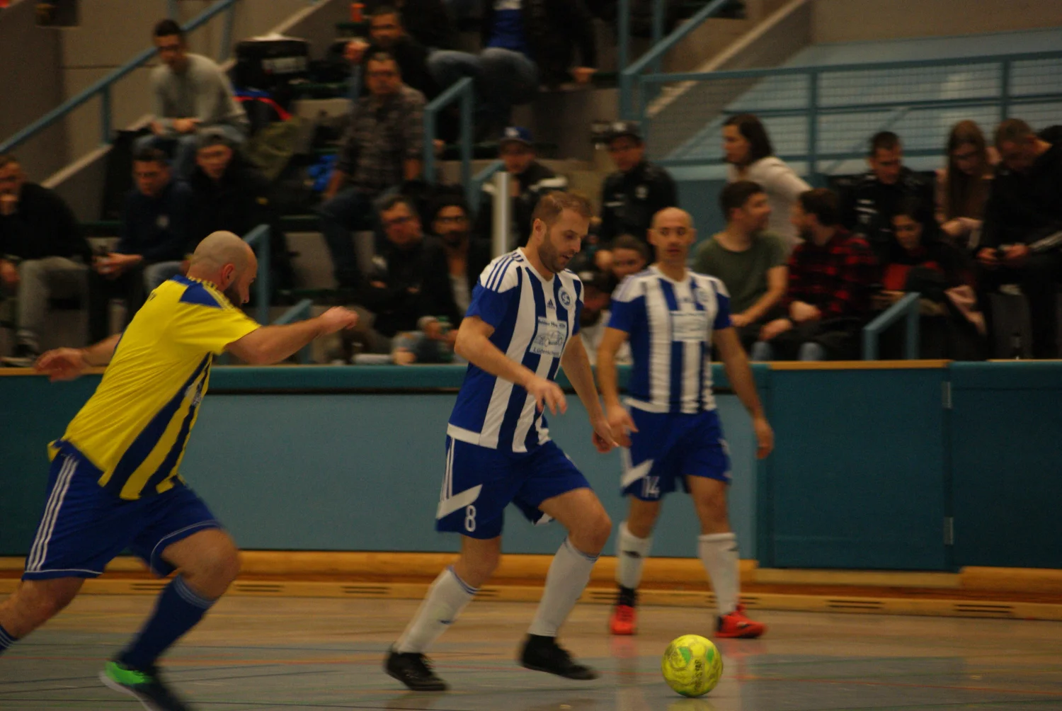 Fußballmannschaft, die Fußball spielt