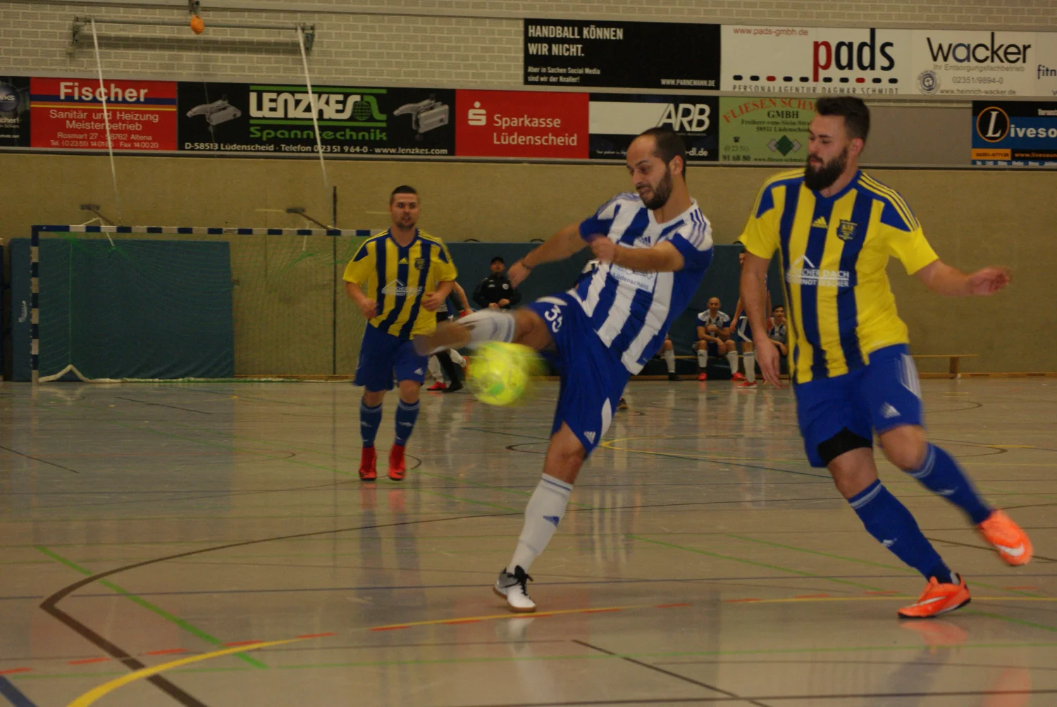 Fußballmannschaft, die Fußball spielt