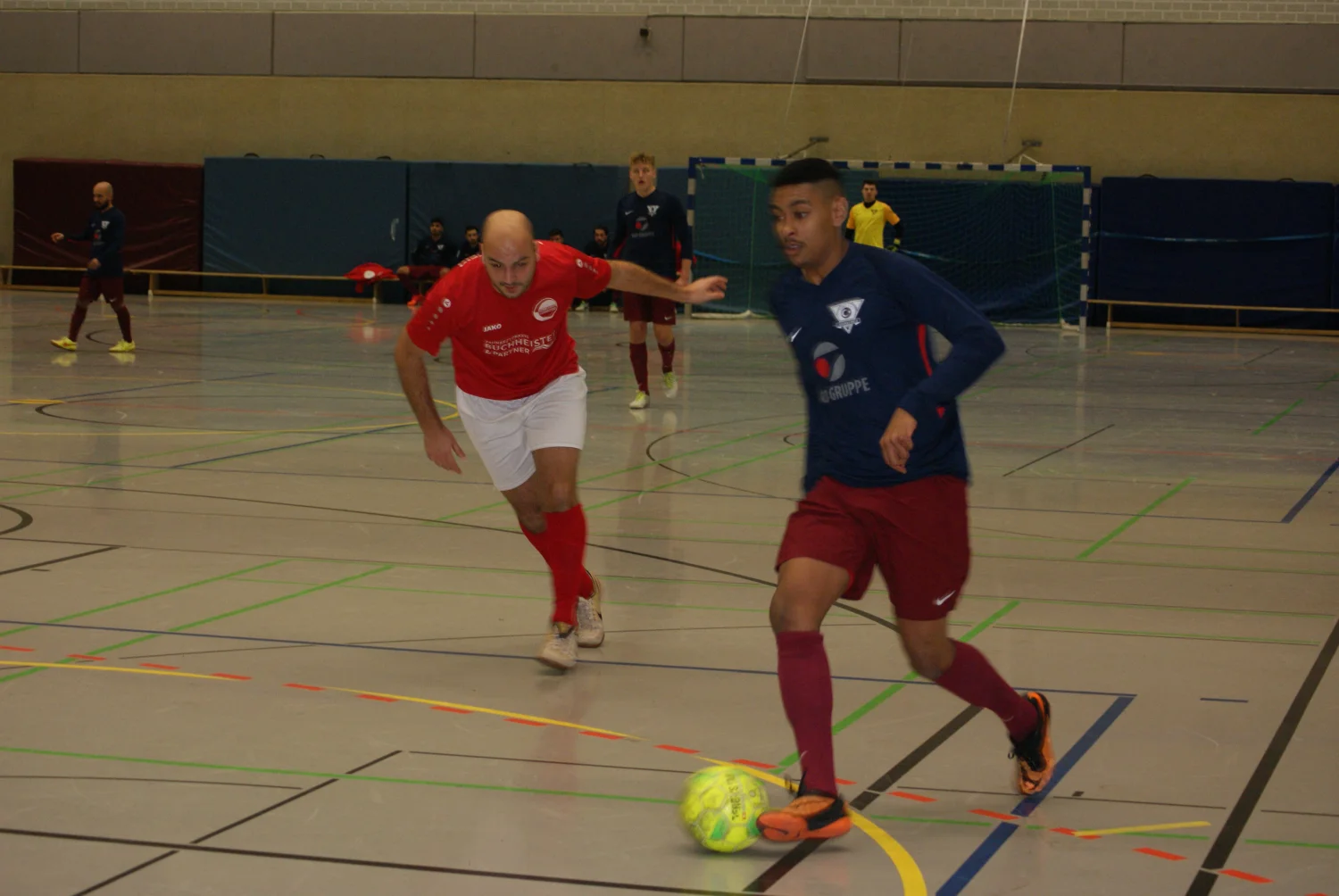 Fußballmannschaft, die Fußball spielt