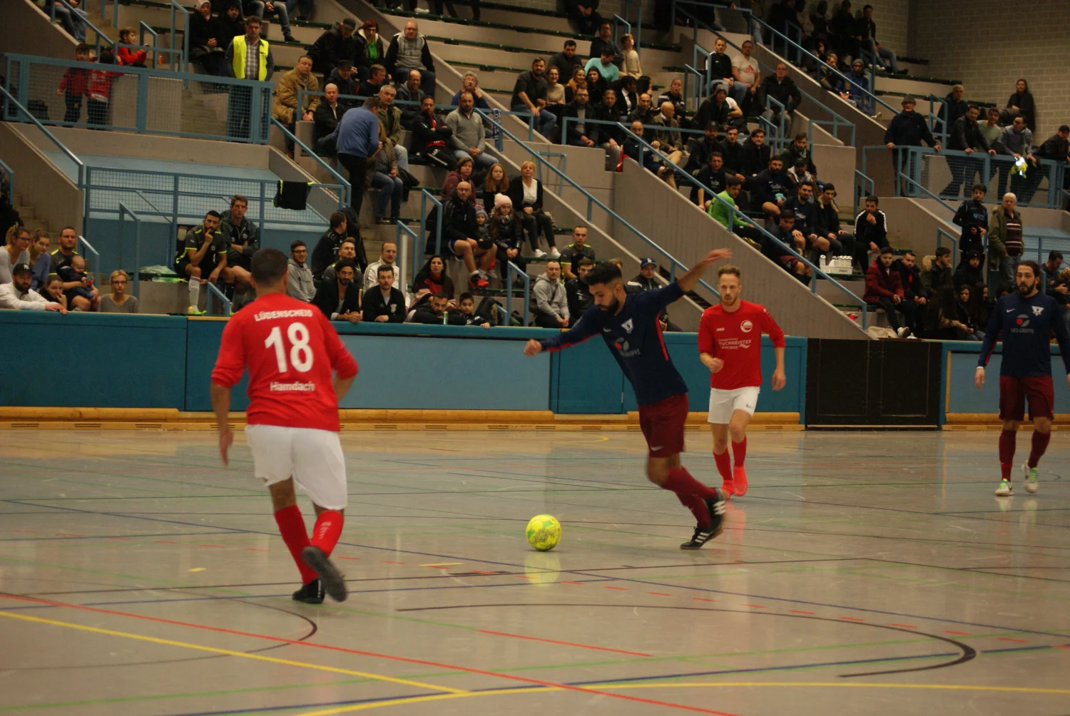 Fußballmannschaft, die Fußball spielt