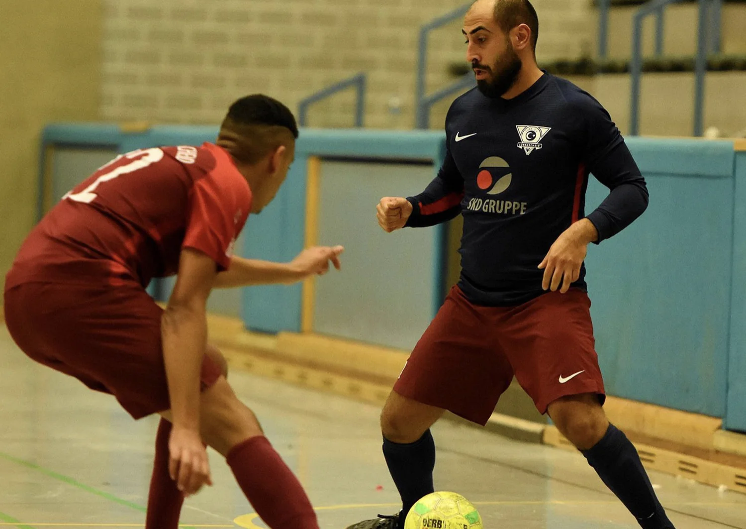 Fußballspieler spielen