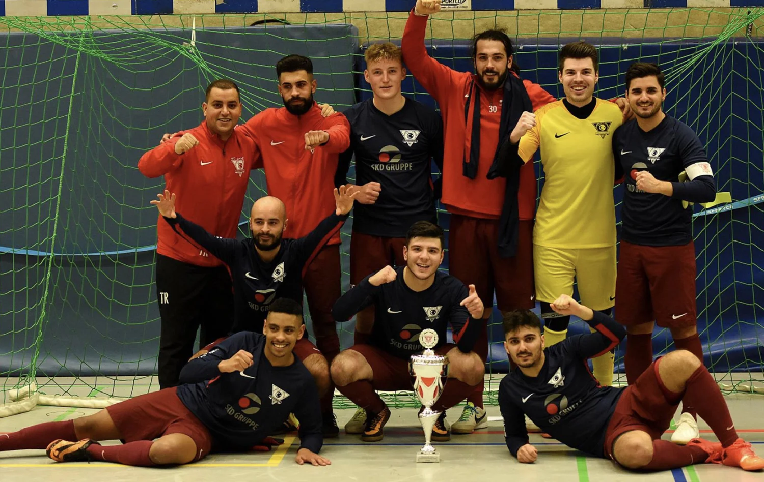 Hallen Stadtmeisterschaften 2018 Mannschaft jubelt mit einem Fußballpokal