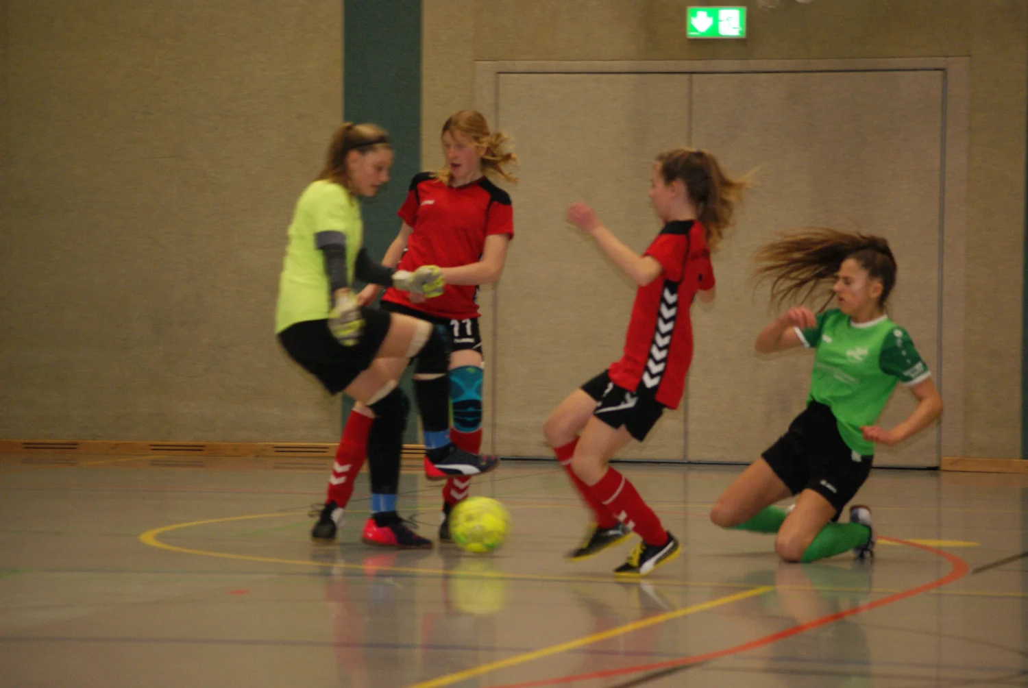 Weibliche Fußballspieler, der Fußball spielen