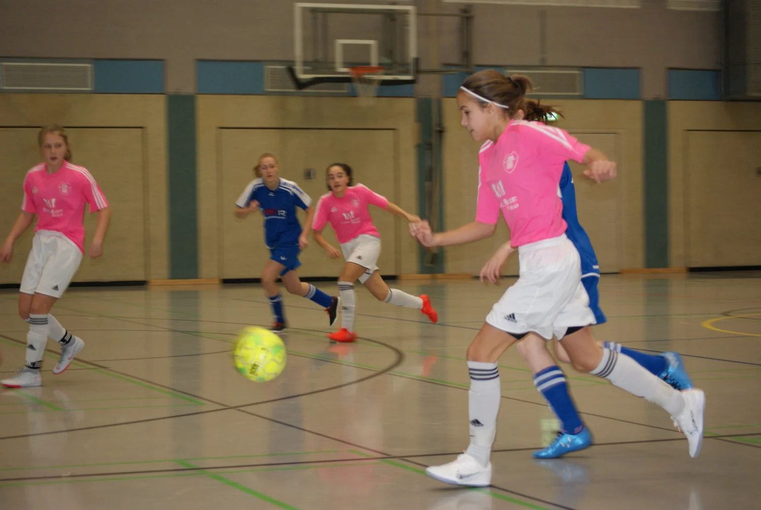 Weibliche Fußballspieler, der Fußball spielen