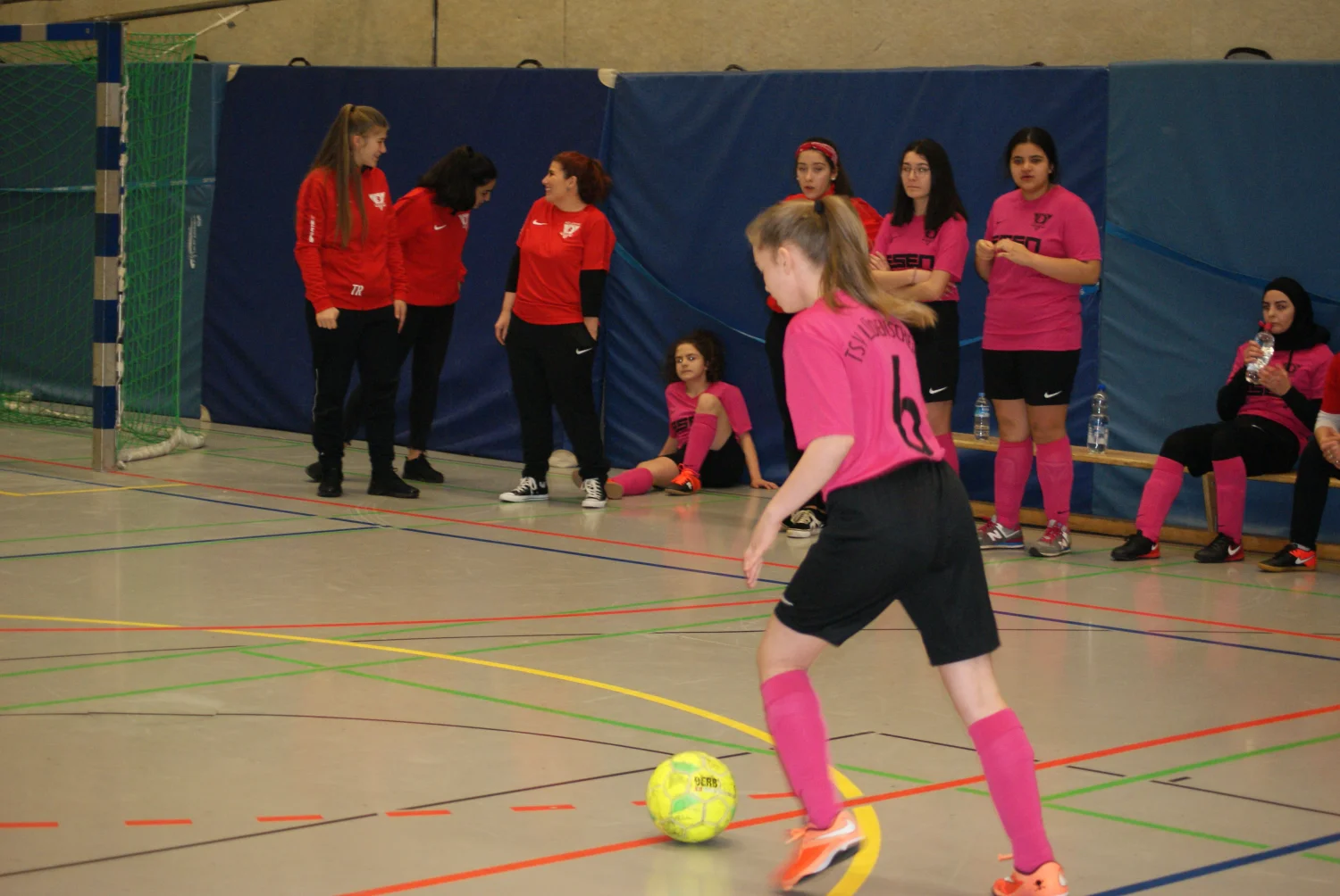 Weibliche Fußballspieler, der Fußball spielen